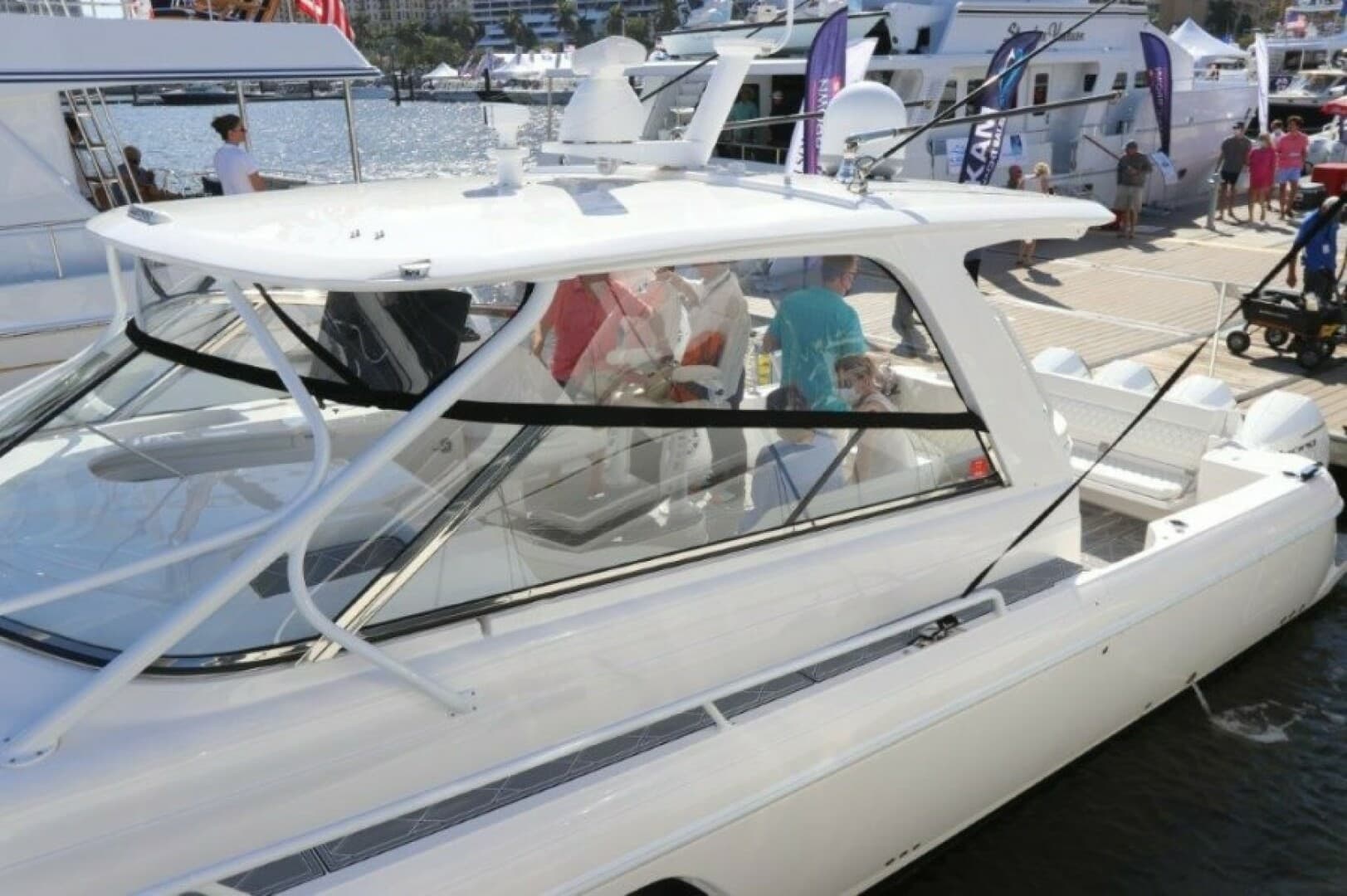2019 Intrepid 475 Sport Yacht - Image 4