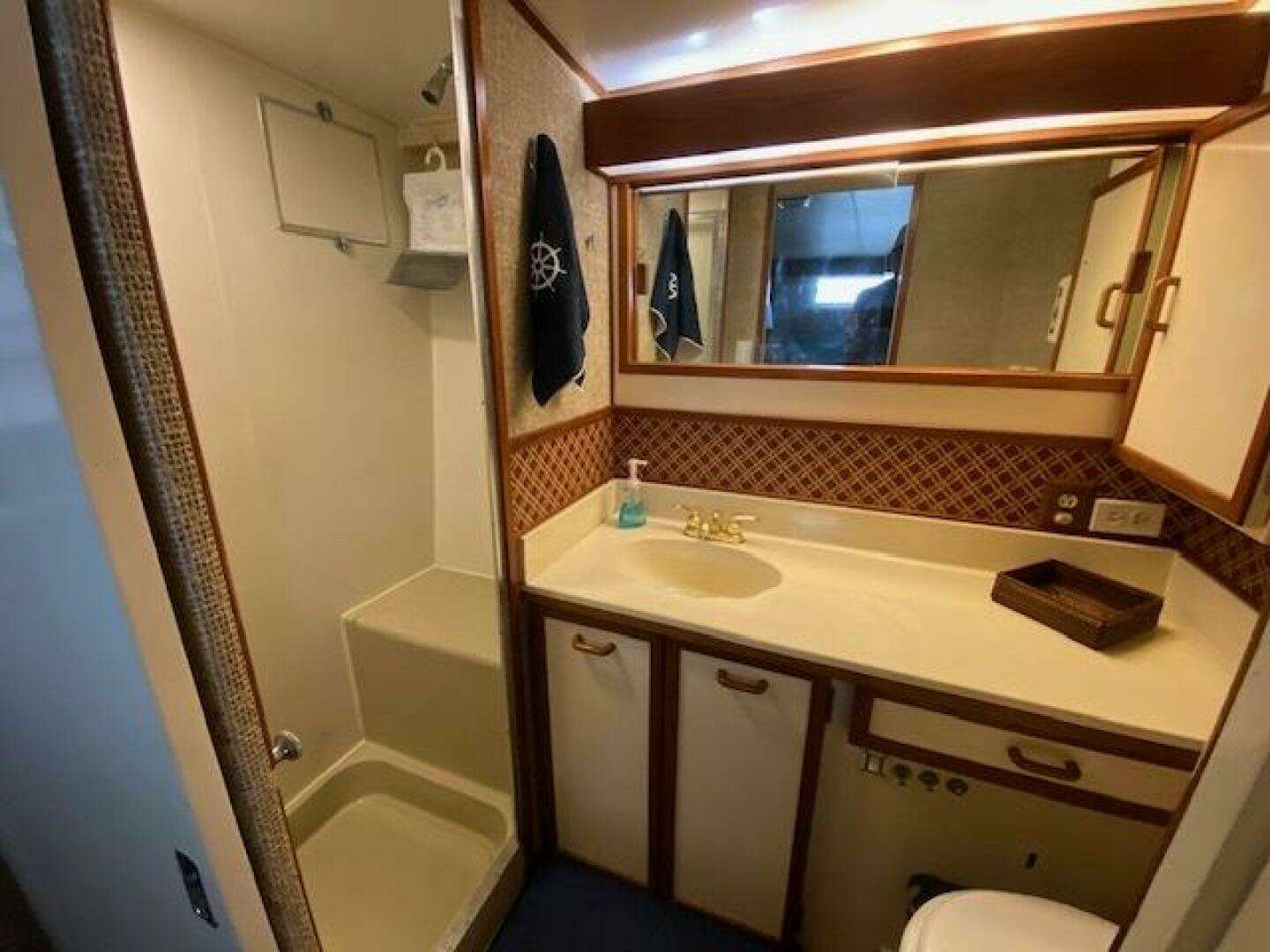 1972 Chris-Craft Commander Flush Deck - Image 24