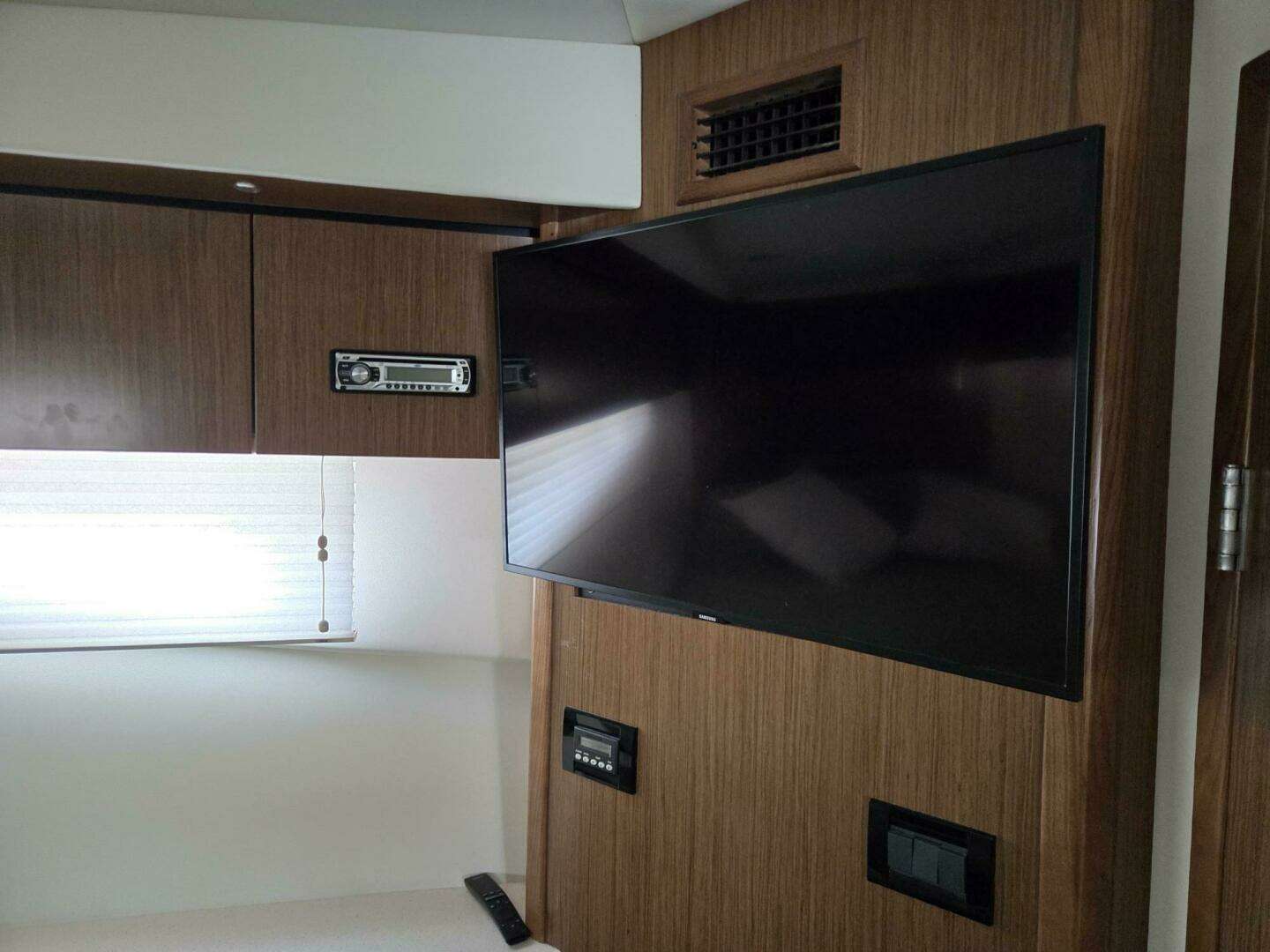 2016 Cruisers Yachts Cantius - Image 17