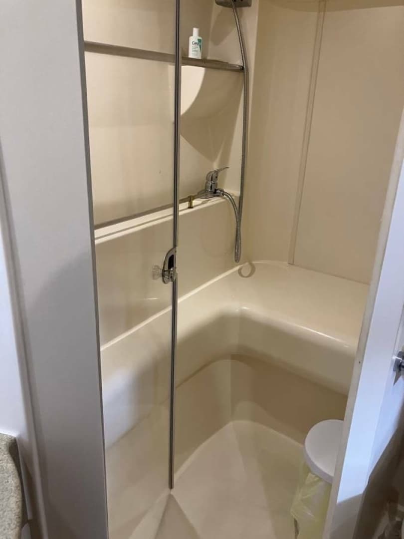 2003 Carver 350 Mariner - Image 11