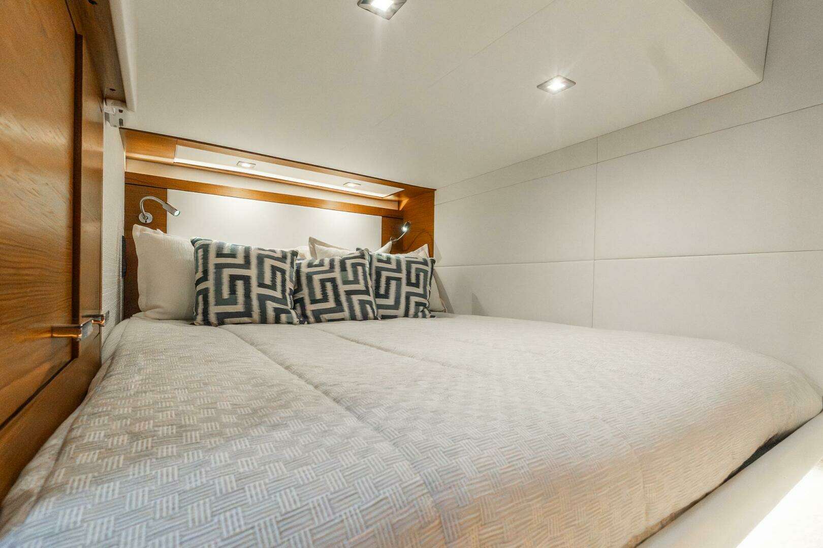 2022 Tiara Yachts 39 Coupe - Image 18