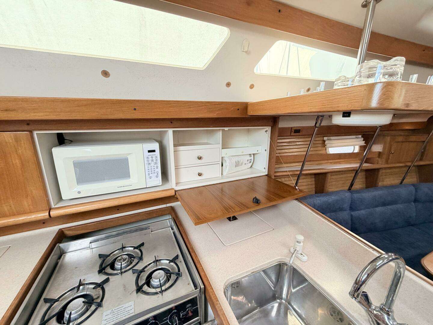 2001 Catalina 380 - Image 25
