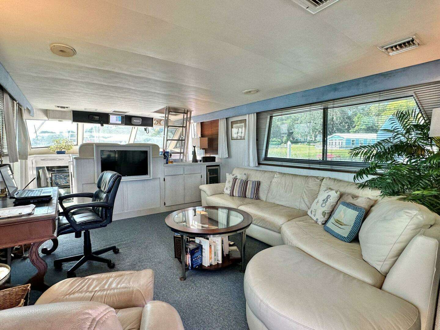 1987 Hatteras 54 MotorYacht - Image 8