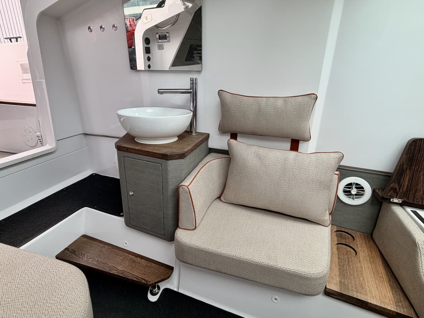 2021 Axopar 37 XC Cross Cabin - Image 15