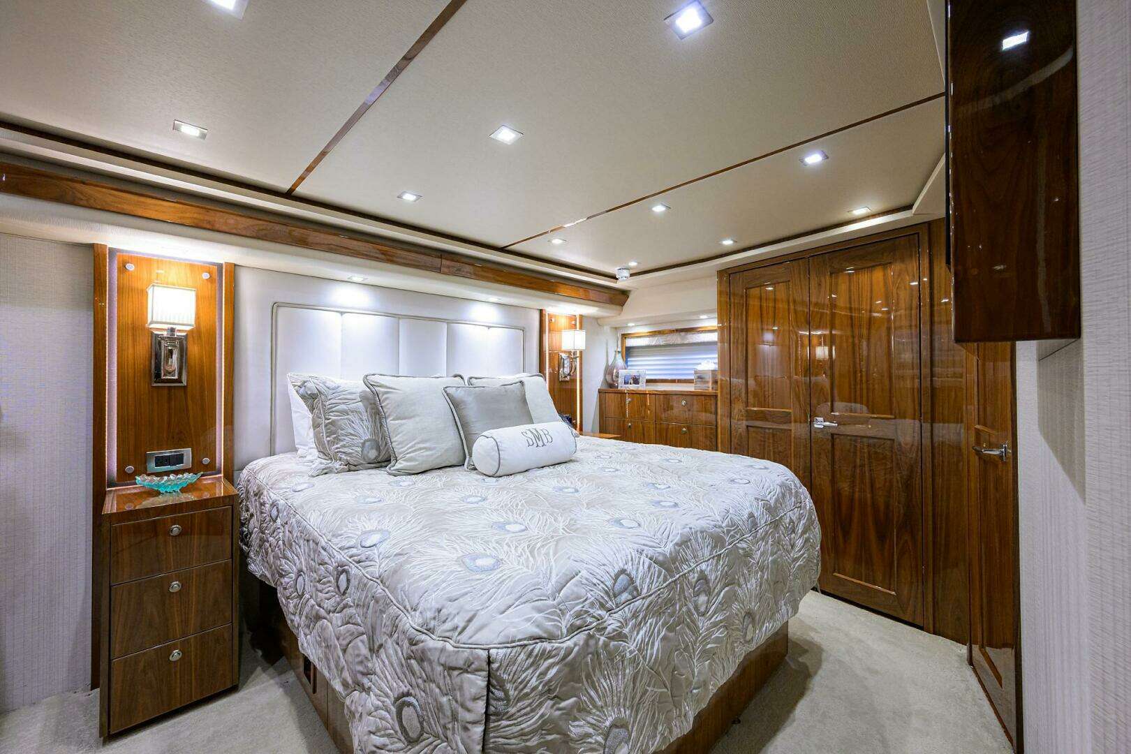 2021 Viking 72 Convertible - Image 12