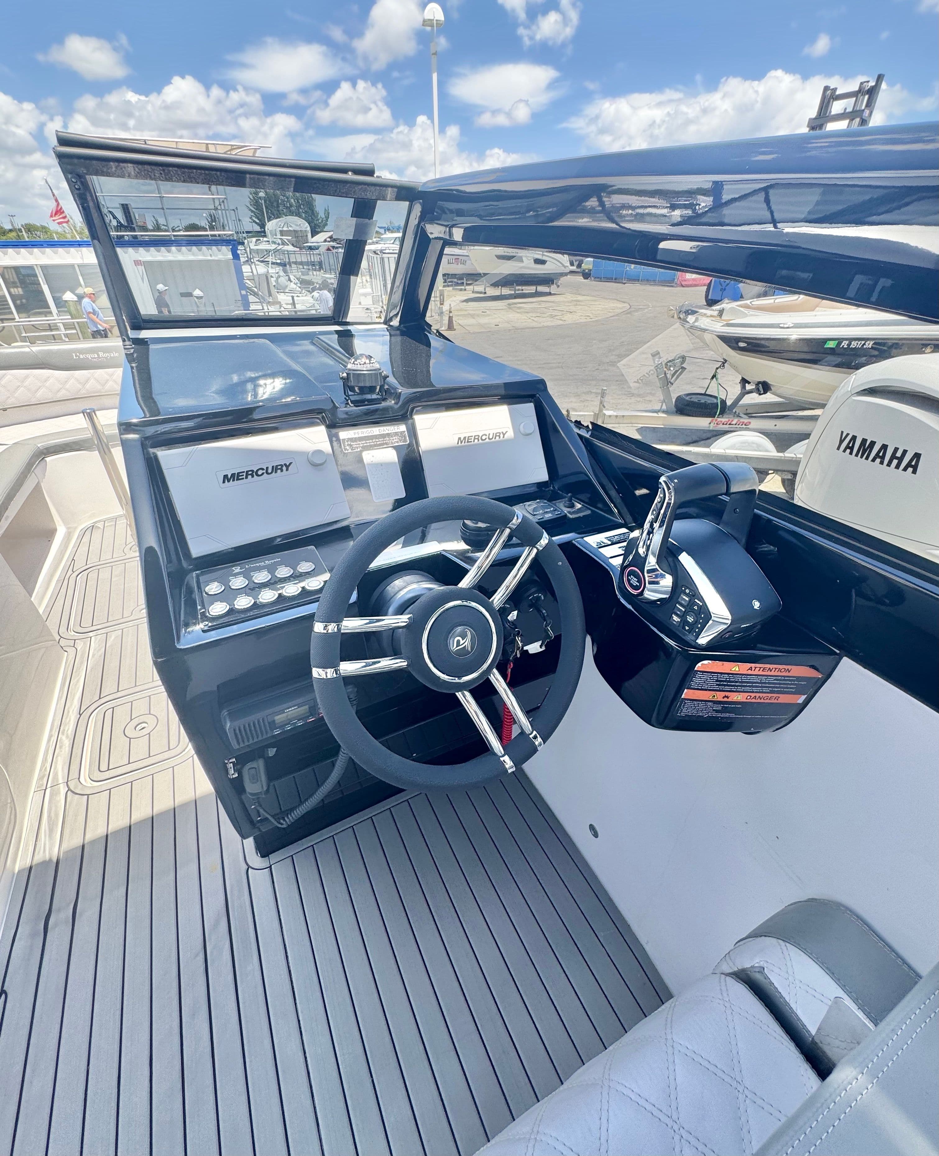 Cockpit of the 2024 L'acqua Royale LR280 GRAN CABRIO boat.