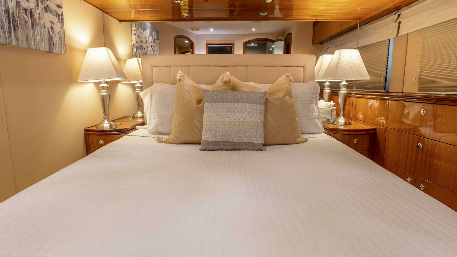 2007 Hatteras 80 - Image 52