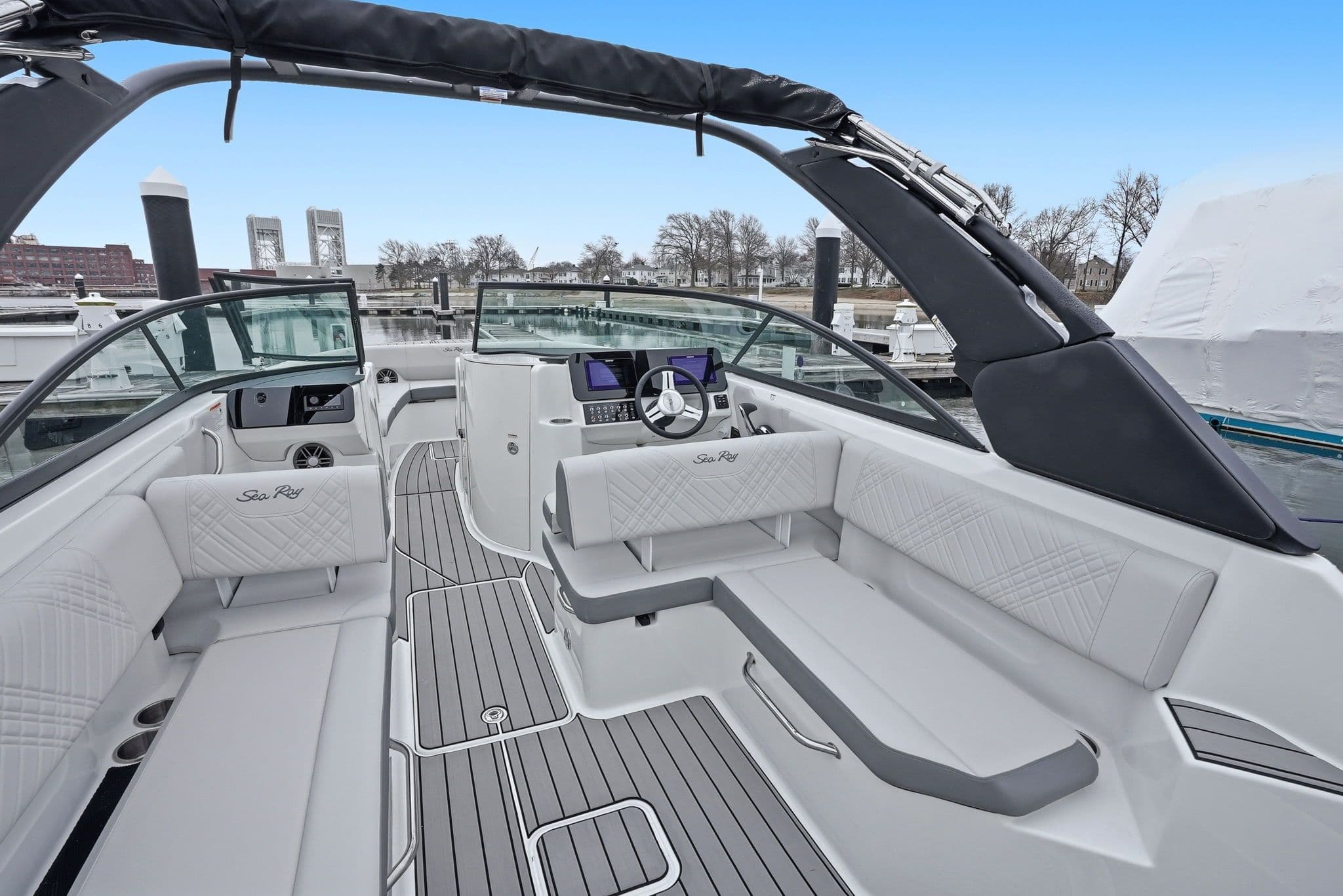 2026 Sea Ray SDX 270 Outboard - 10