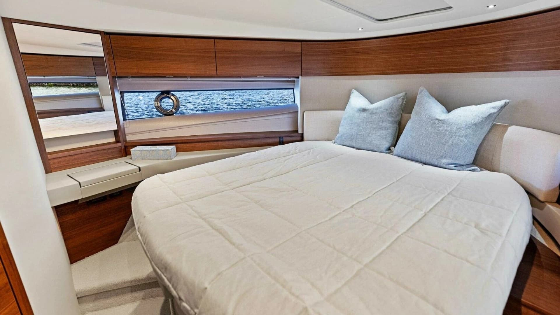 2025 Princess F50 Flybridge - Image 27