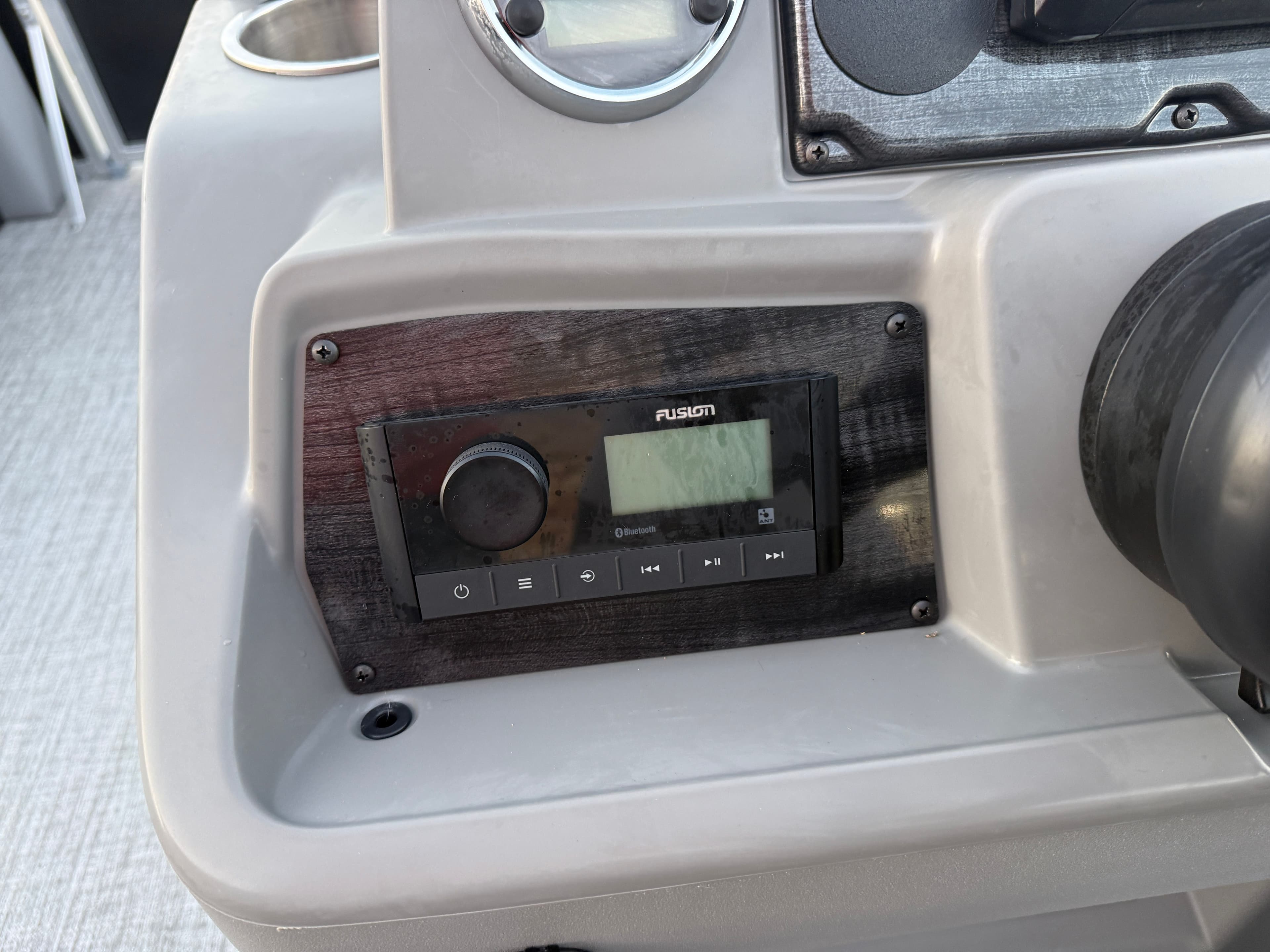 2026 Tahoe Sport VRB 2180 Swingback & 4-Stroke $31995 - 15