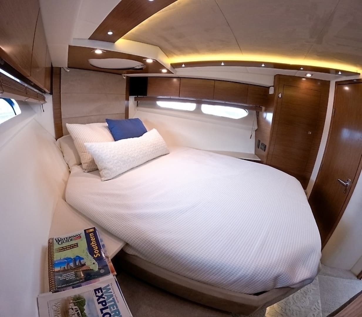 2016 Cruisers Yachts Cantius - Image 23