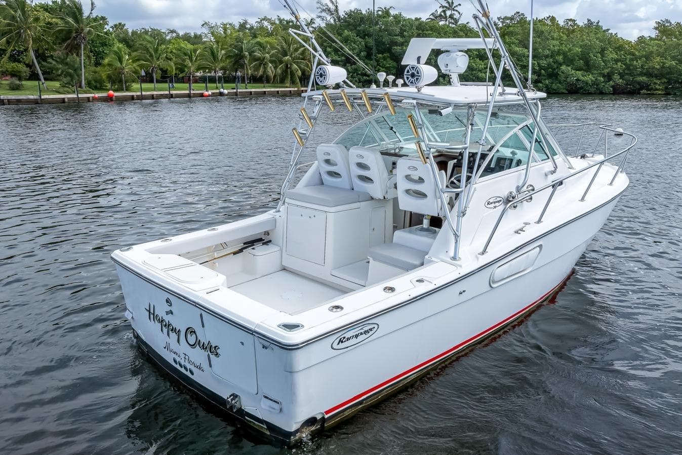 2000 Rampage 30 Express boat on water, featuring spacious deck and fishing equipment.
