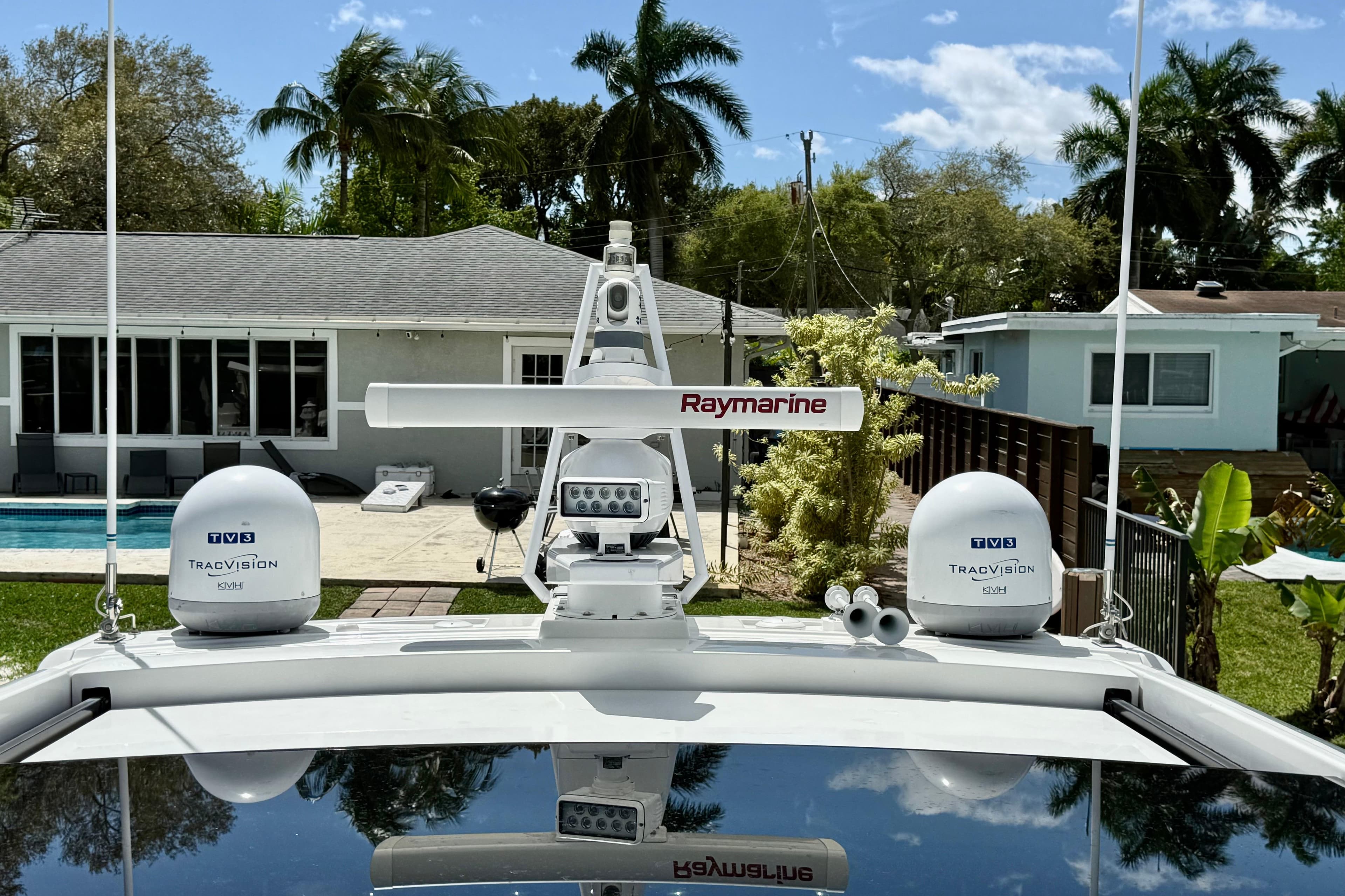 Rooftop view of 2020 Formula 400 Super Sport Crossover with Raymarine and TracVision equipment.