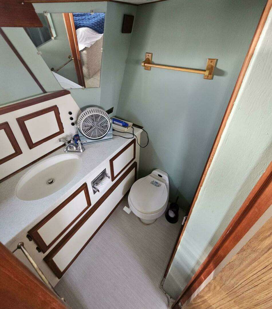 1977 Viking 43 Aft Cabin - Image 14