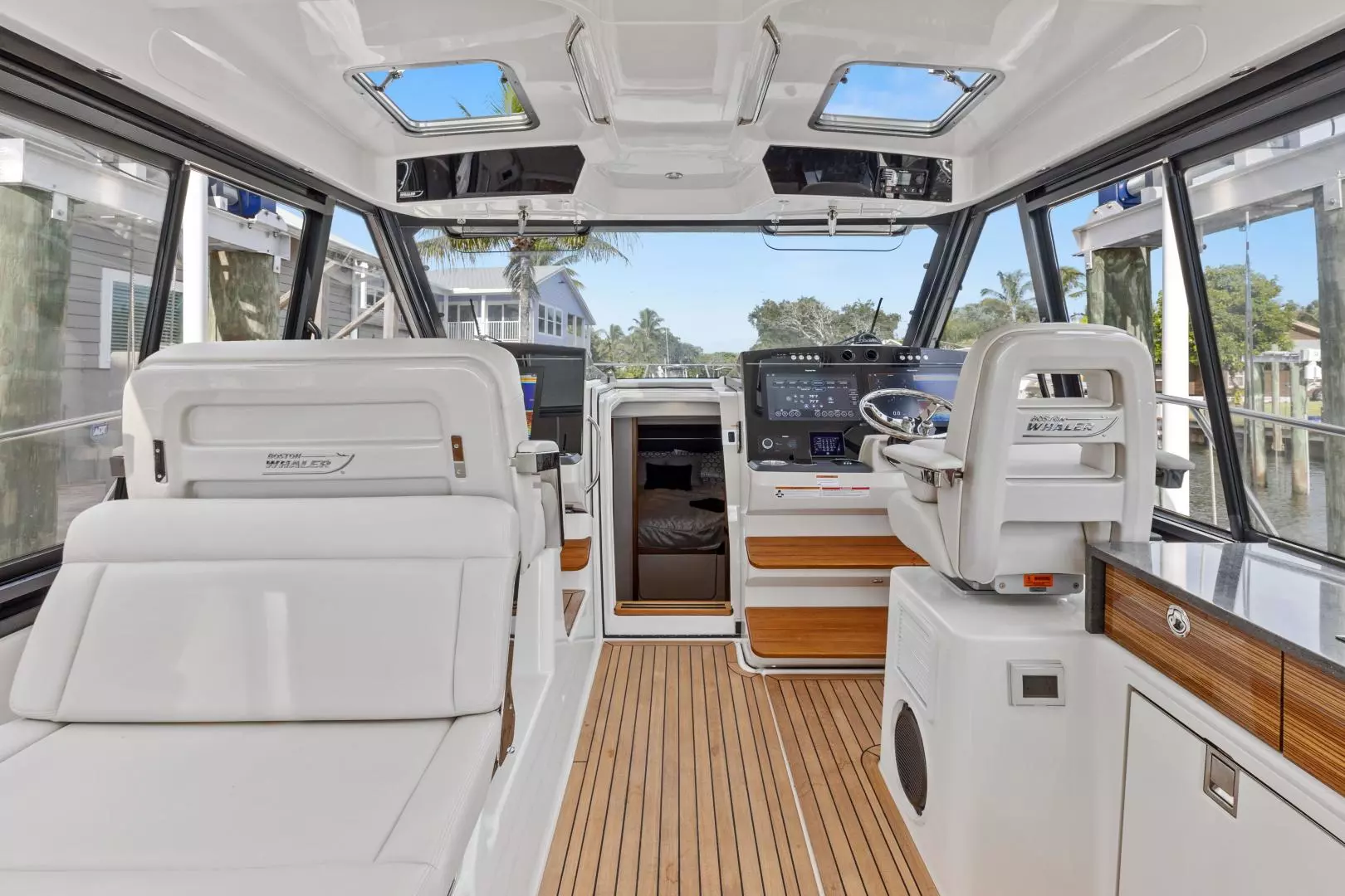 2022 Boston Whaler 405 Conquest - Image 12