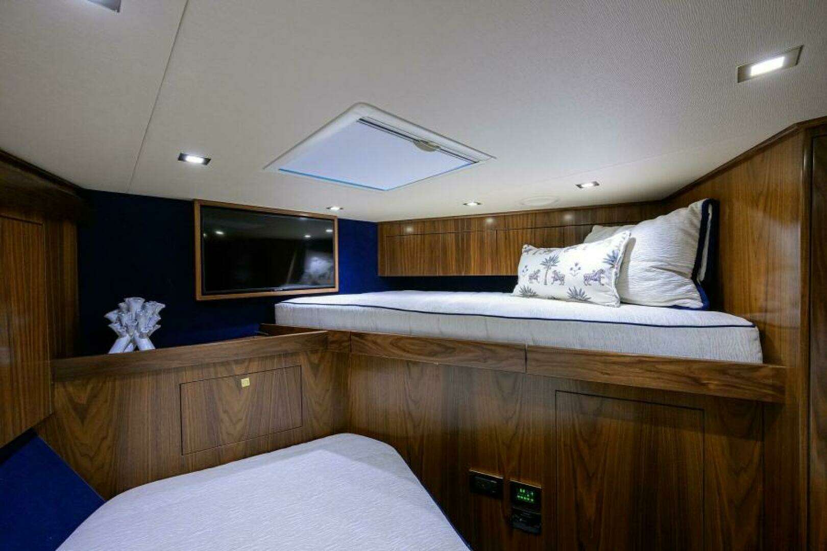 2024 Viking 80 Convertible - Image 16