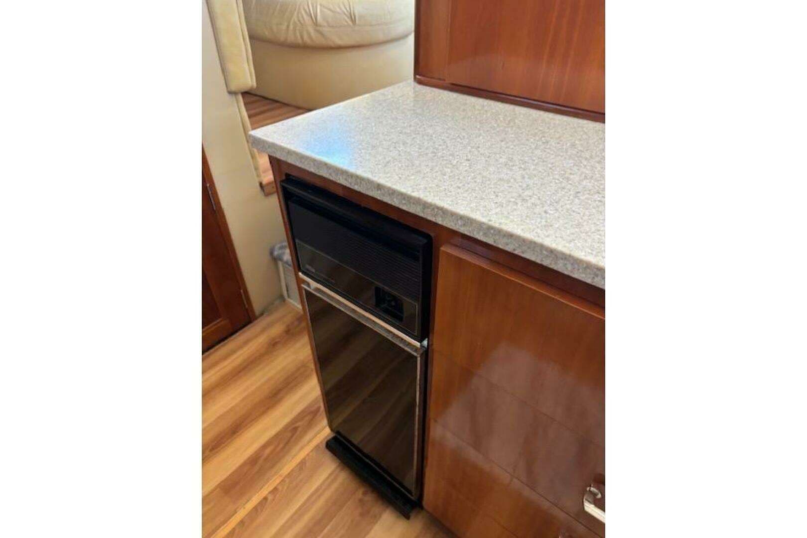 2004 Carver 466 Motor Yacht - Image 61