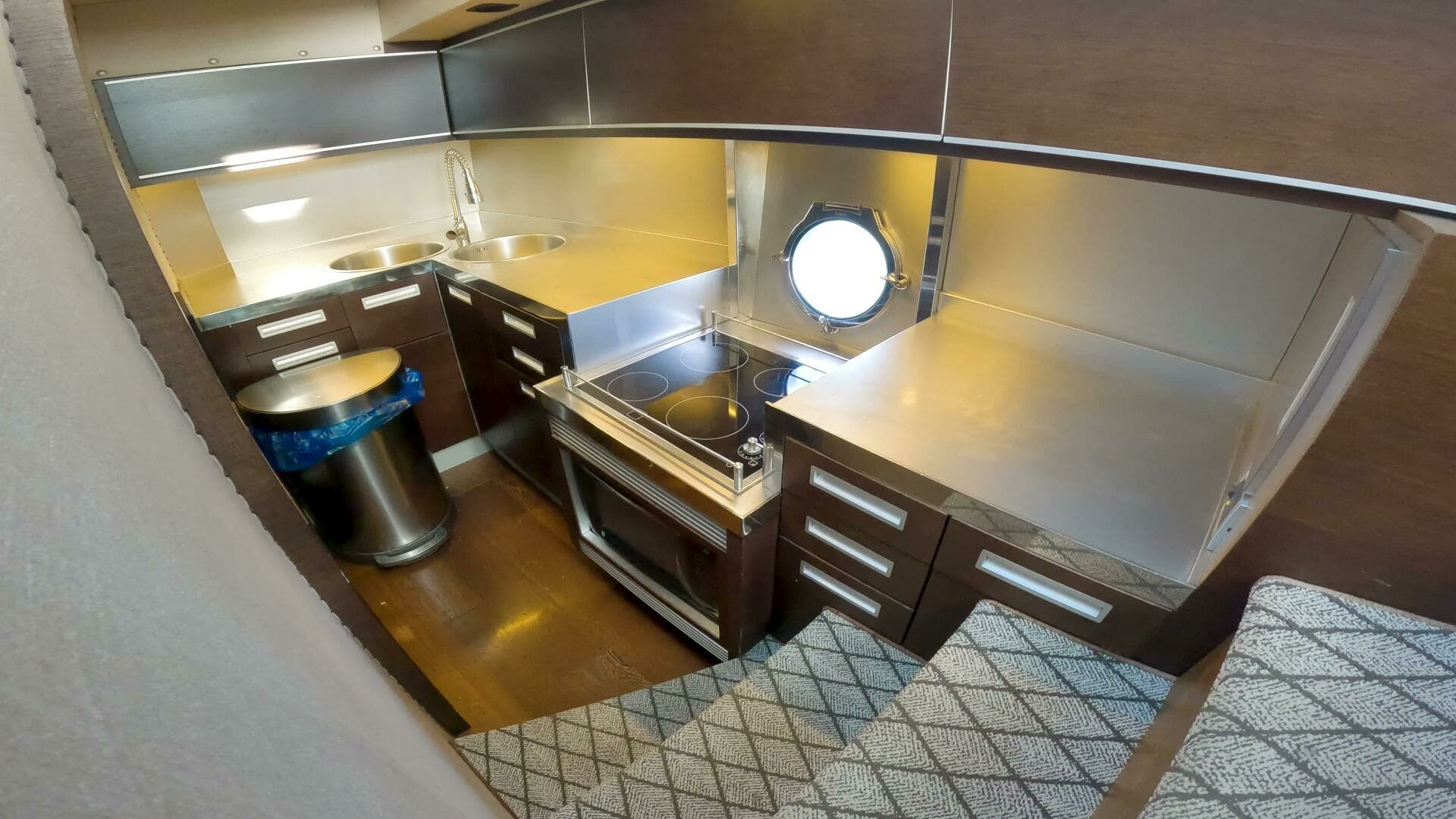 2011 Azimut 68S - Image 25