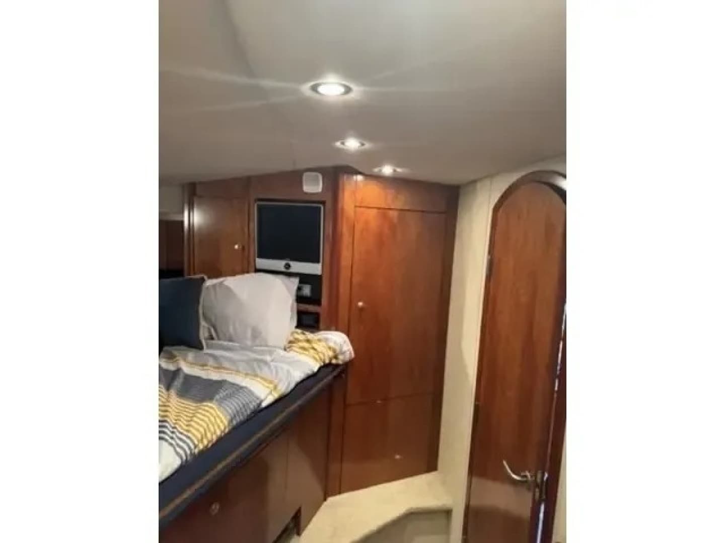 2008 Cruisers 460 Express - Image 17