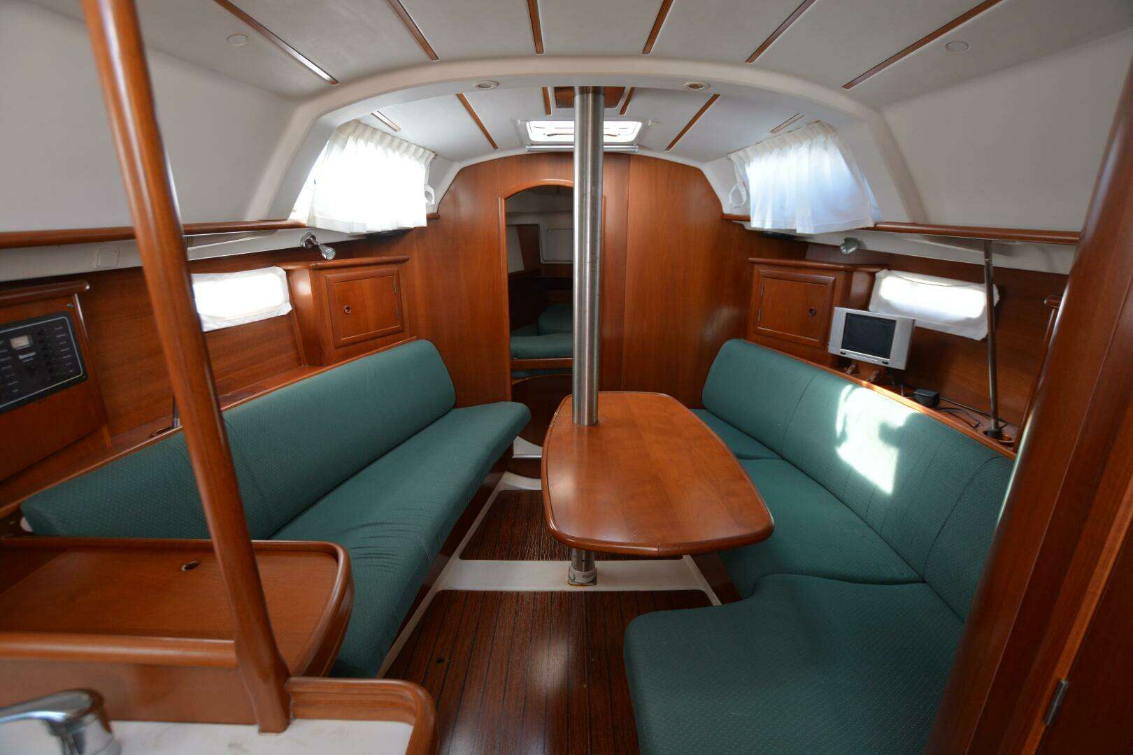 2002 Beneteau Oceanis 331 - Image 4