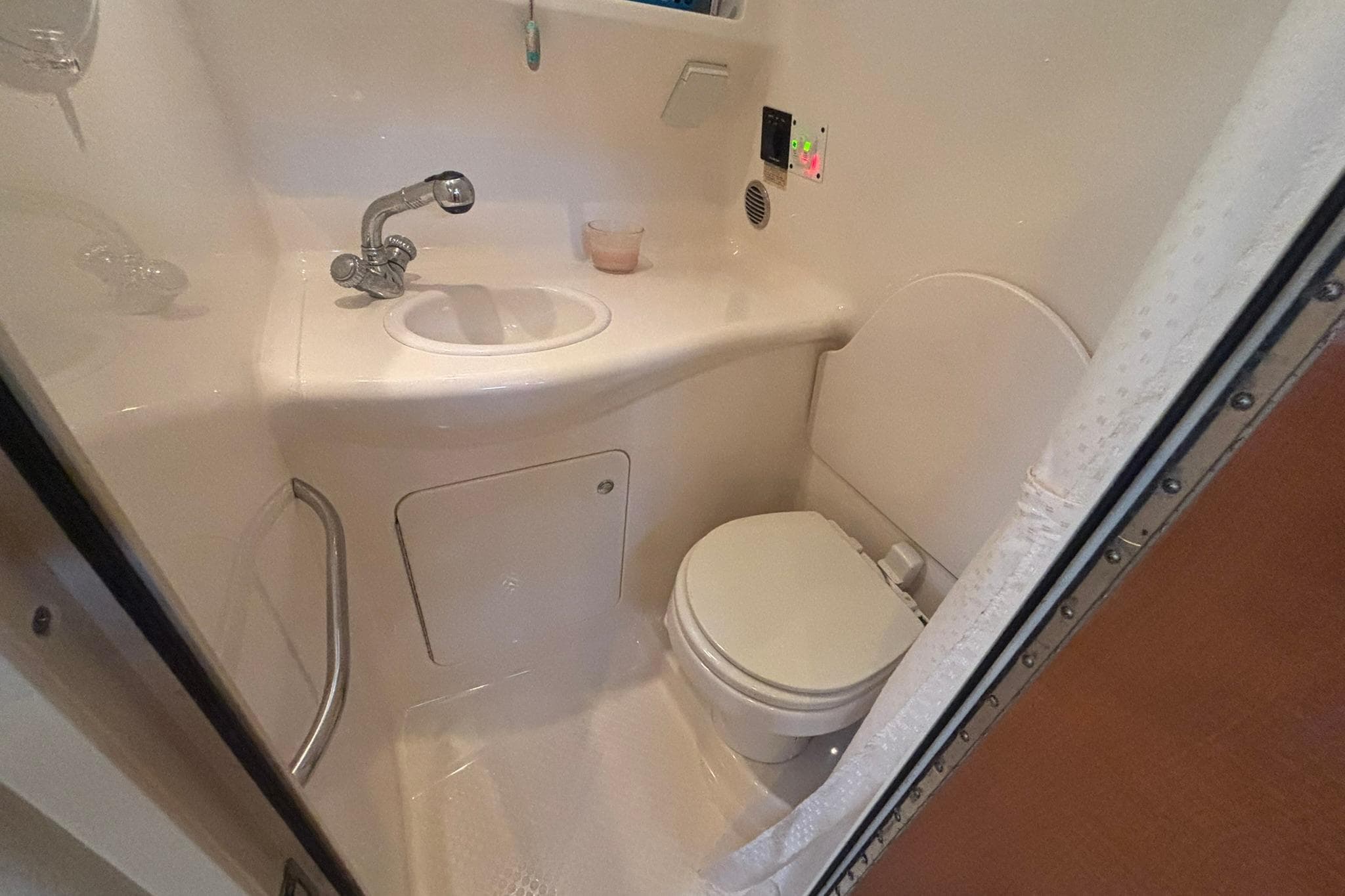 2007 Chaparral Signature 280 boat bathroom with sink and toilet.