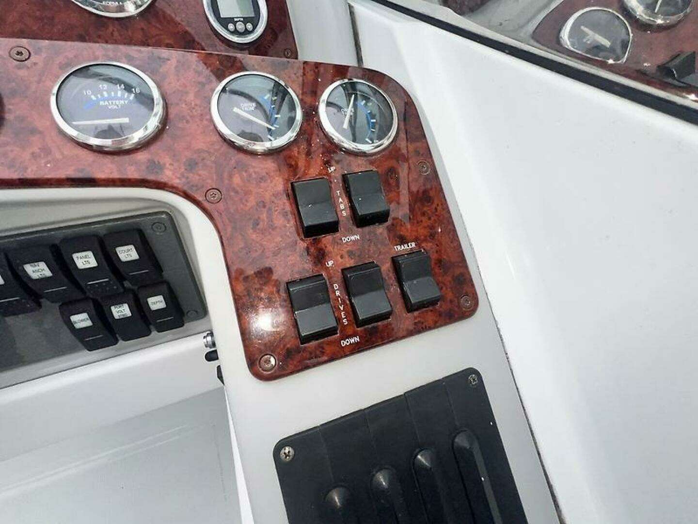 2005 Formula 330 Sun Sport - Image 11