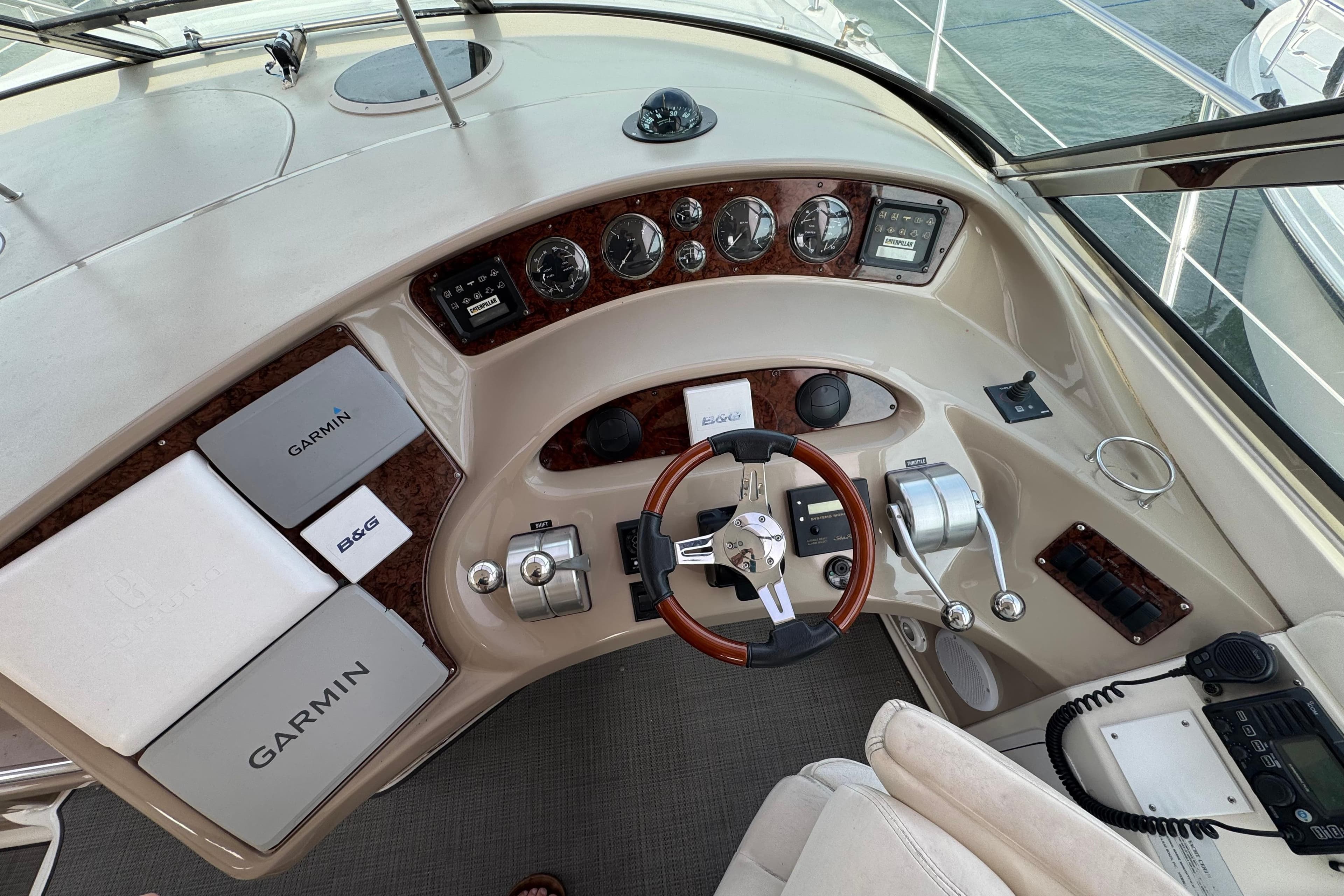 2001 Sea Ray 510 Sundancer helm with Garmin navigation and classic wood accents.