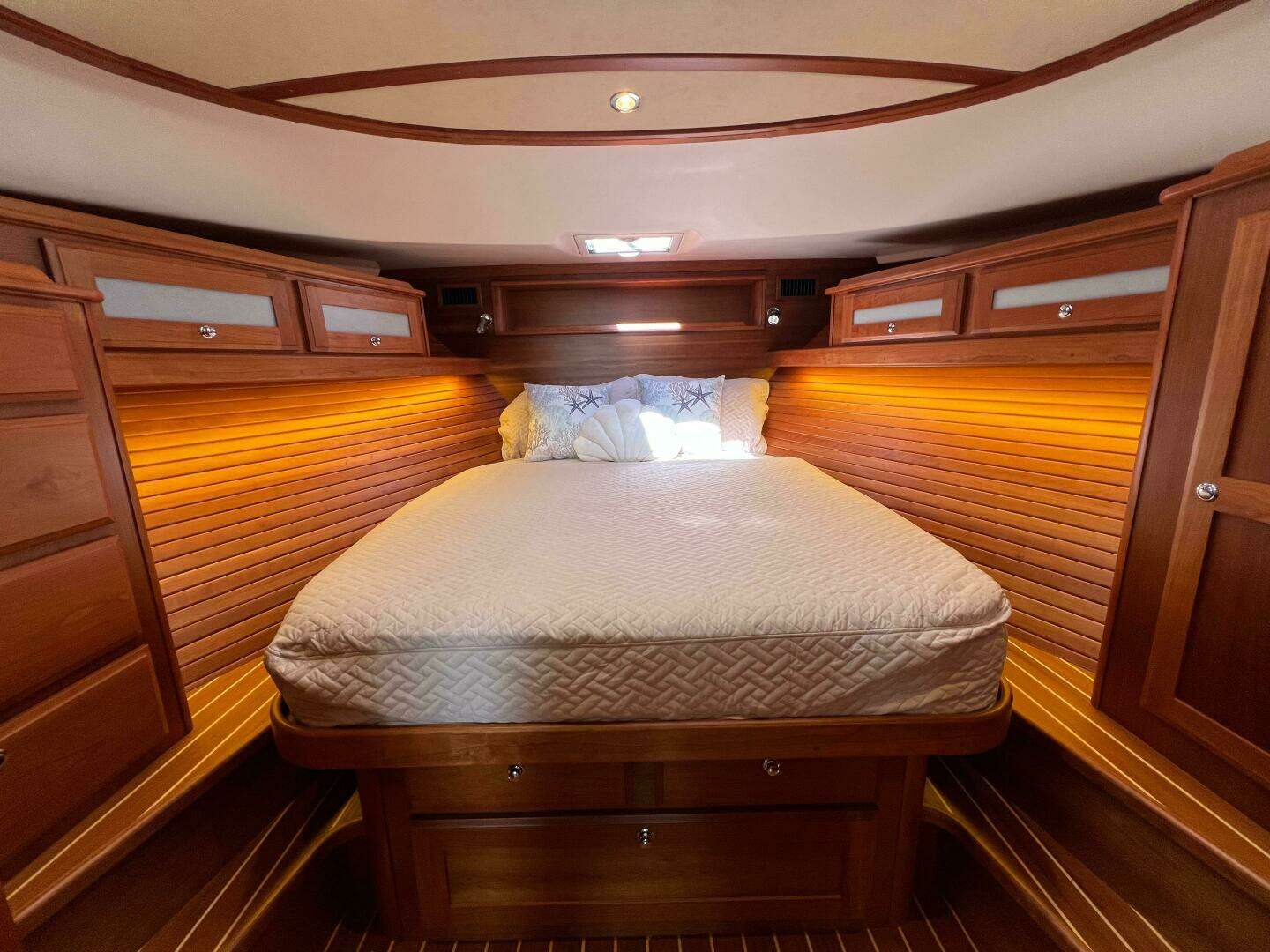 2018 Sabre 45 Salon Express - Image 7