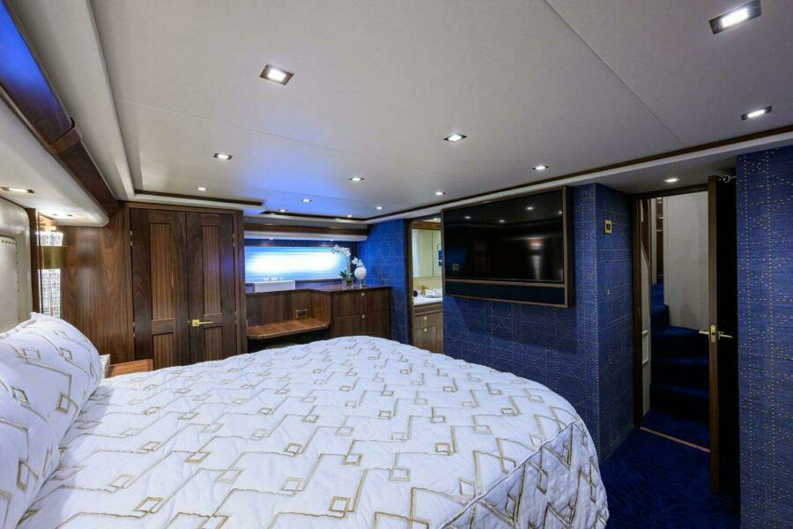 2024 Viking 80 Convertible - Image 12