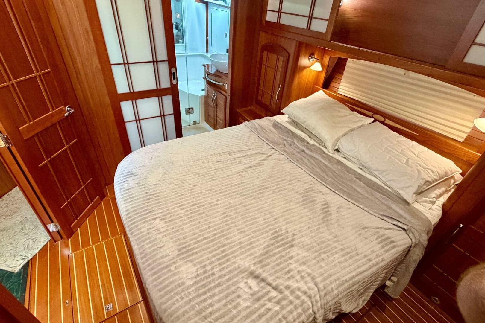 2016 Sabre 48 Salon Express - Image 19