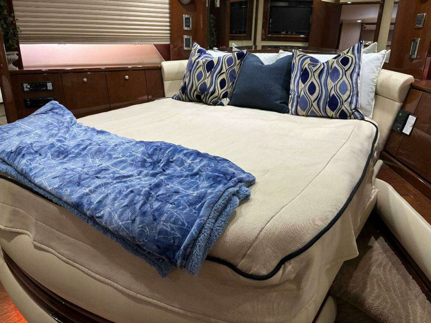 2006 Marquis 65 - Image 38