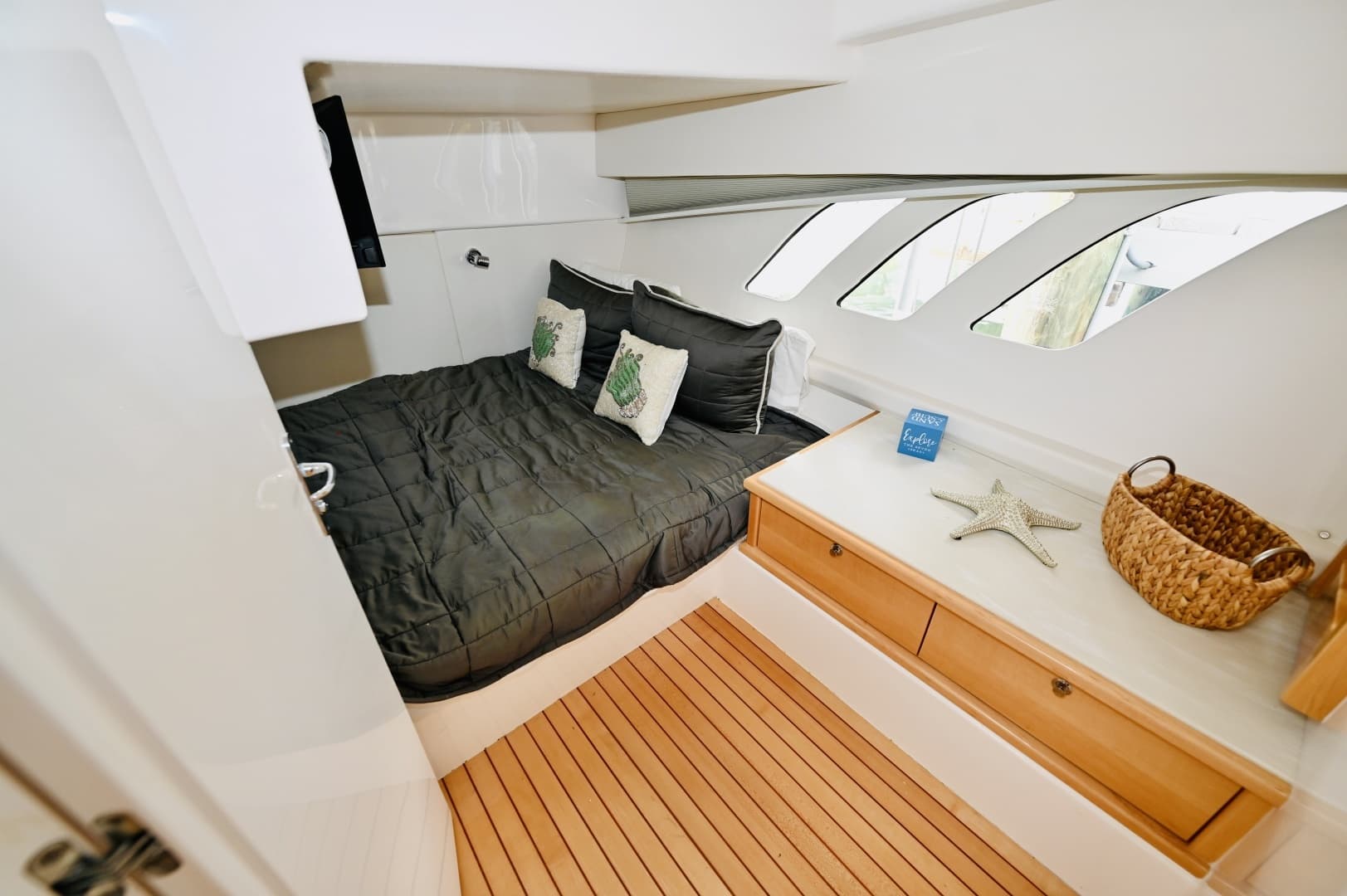 2019 Intrepid 475 Sport Yacht - Image 23