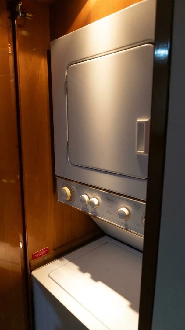 2001 Hatteras 60 Convertible - Image 25