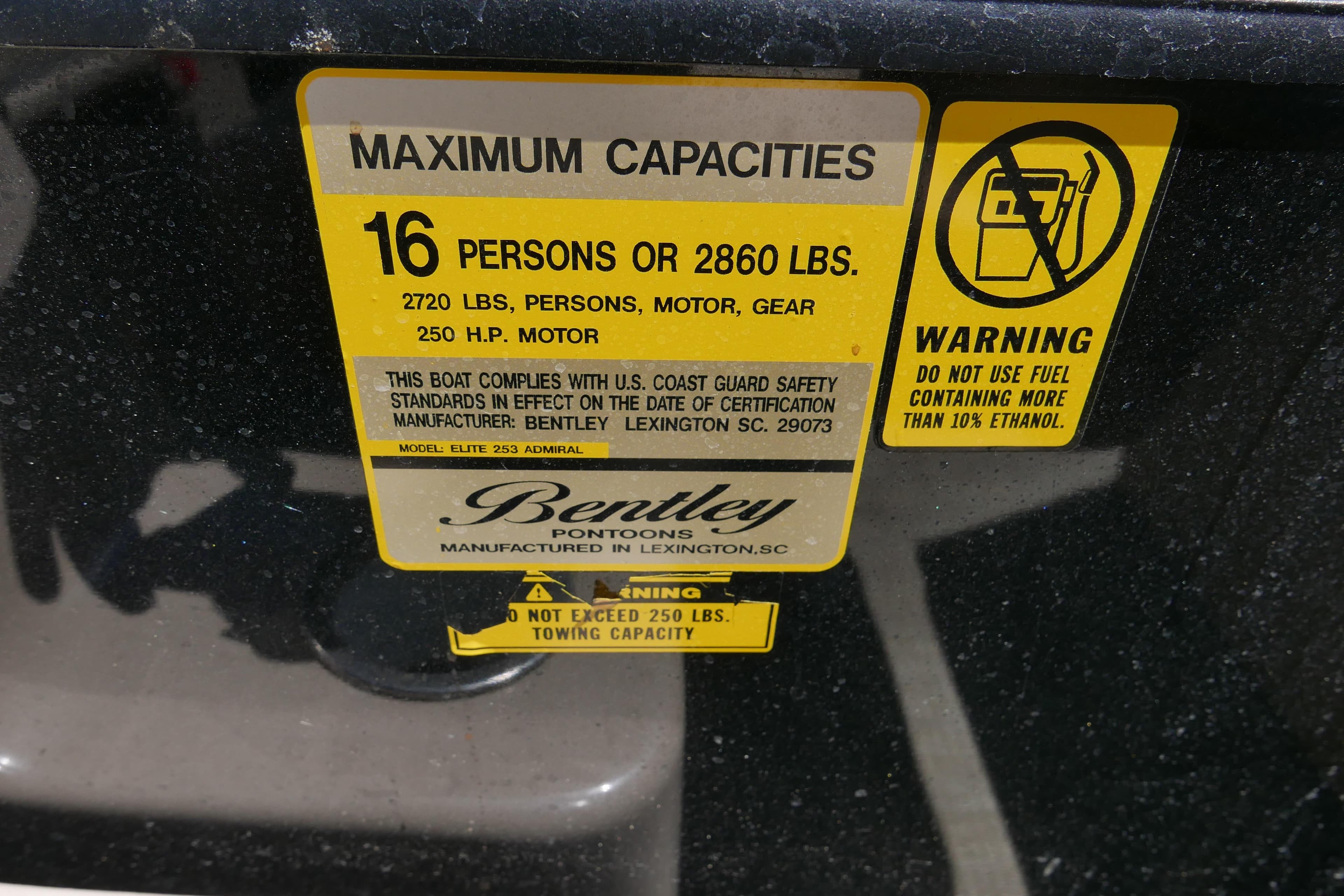Maximum capacity warning label on 2019 Bentley 253 Admiral RE boat, 16 persons or 2860 lbs.