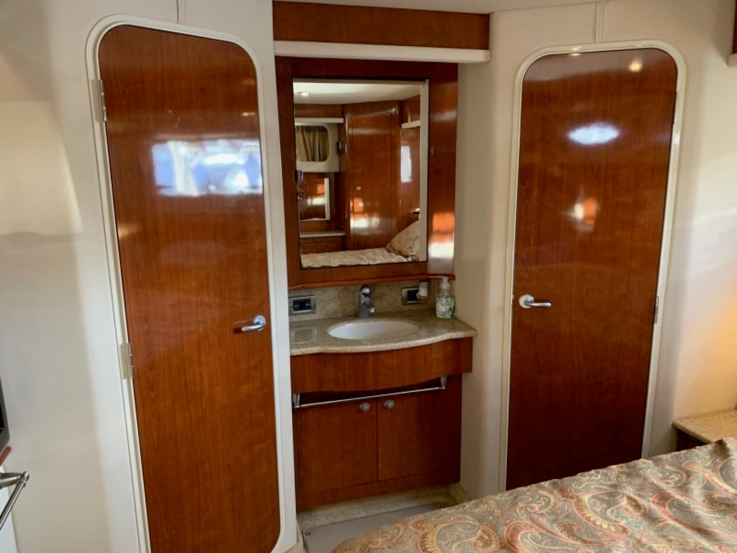 2004 Sea Ray 390 Motor Yacht - Image 75