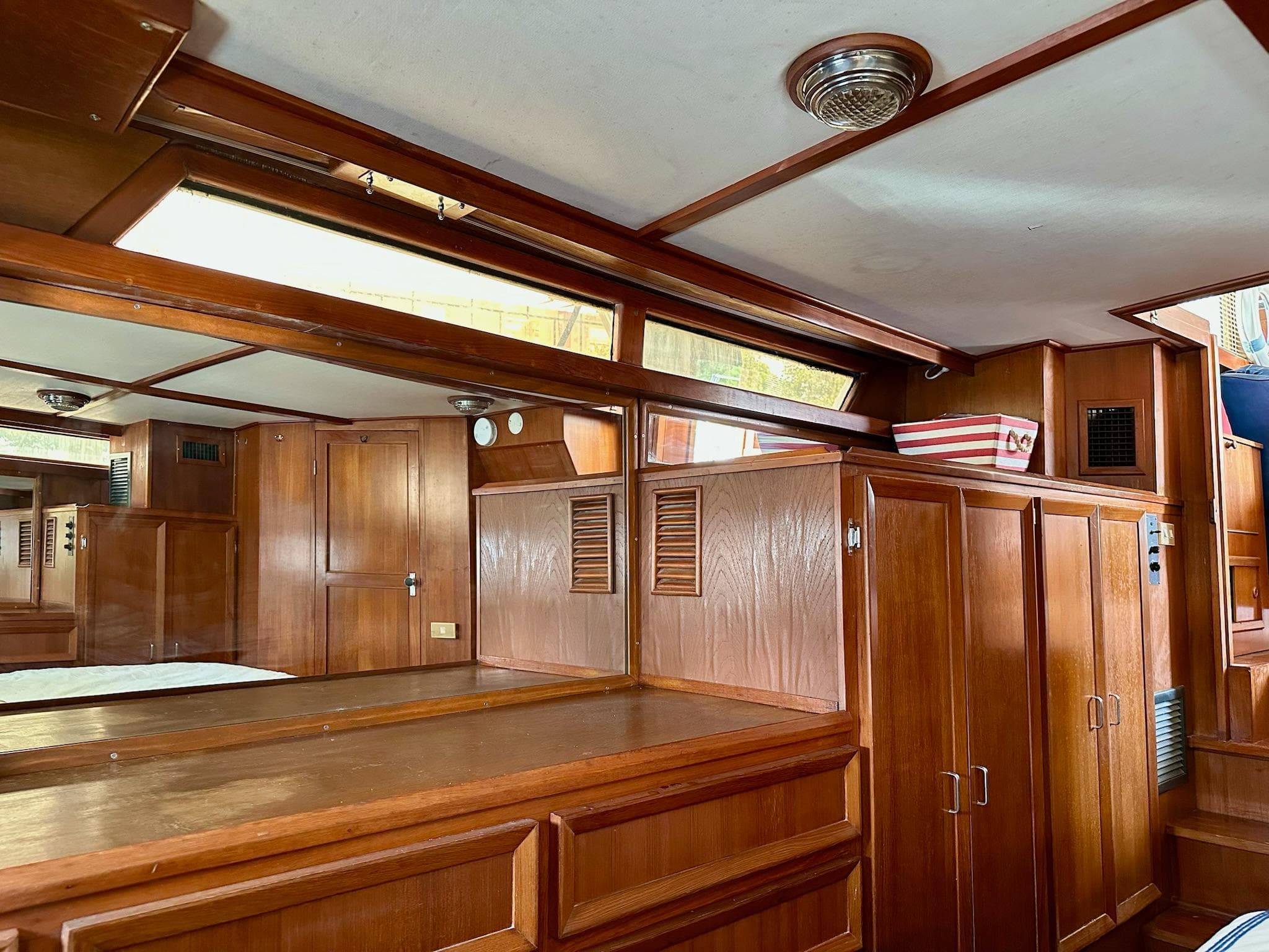 1987 Jefferson 46 Sundeck - 33