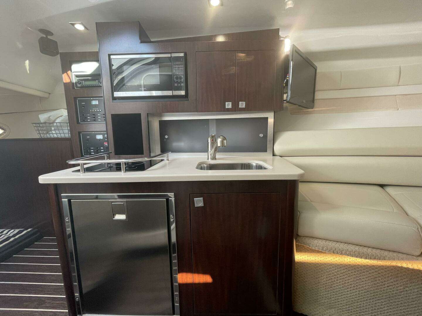 2019 Monterey 295 Sport Yacht - Image 16