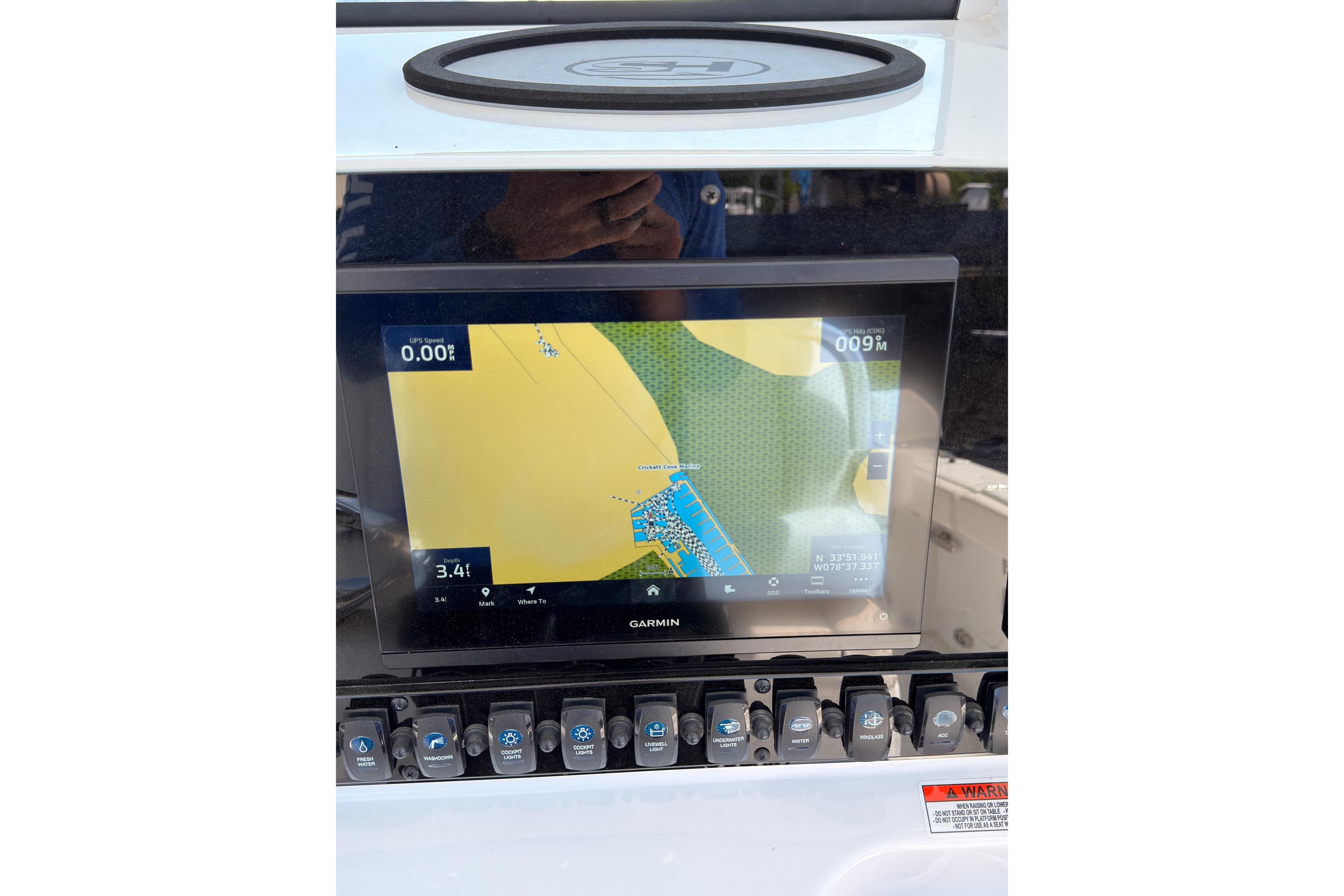Garmin navigation system on Sea Hunt Ultra 275 SE 2025 boat.