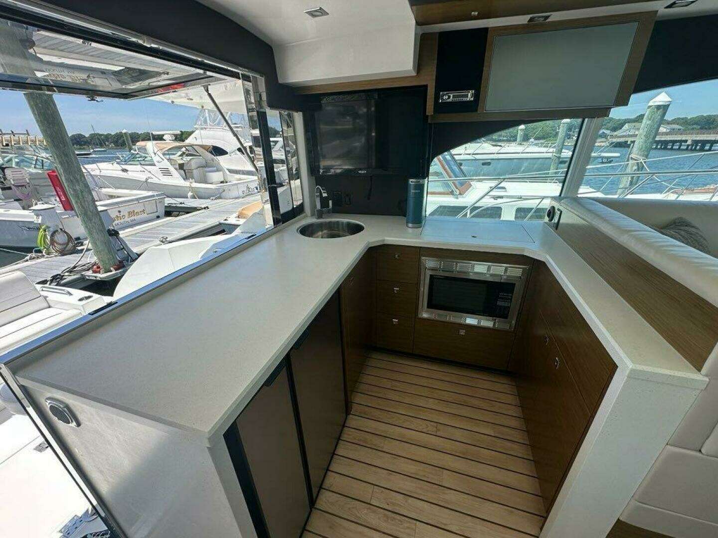 2015 Cruisers Yachts Cantius - Image 27
