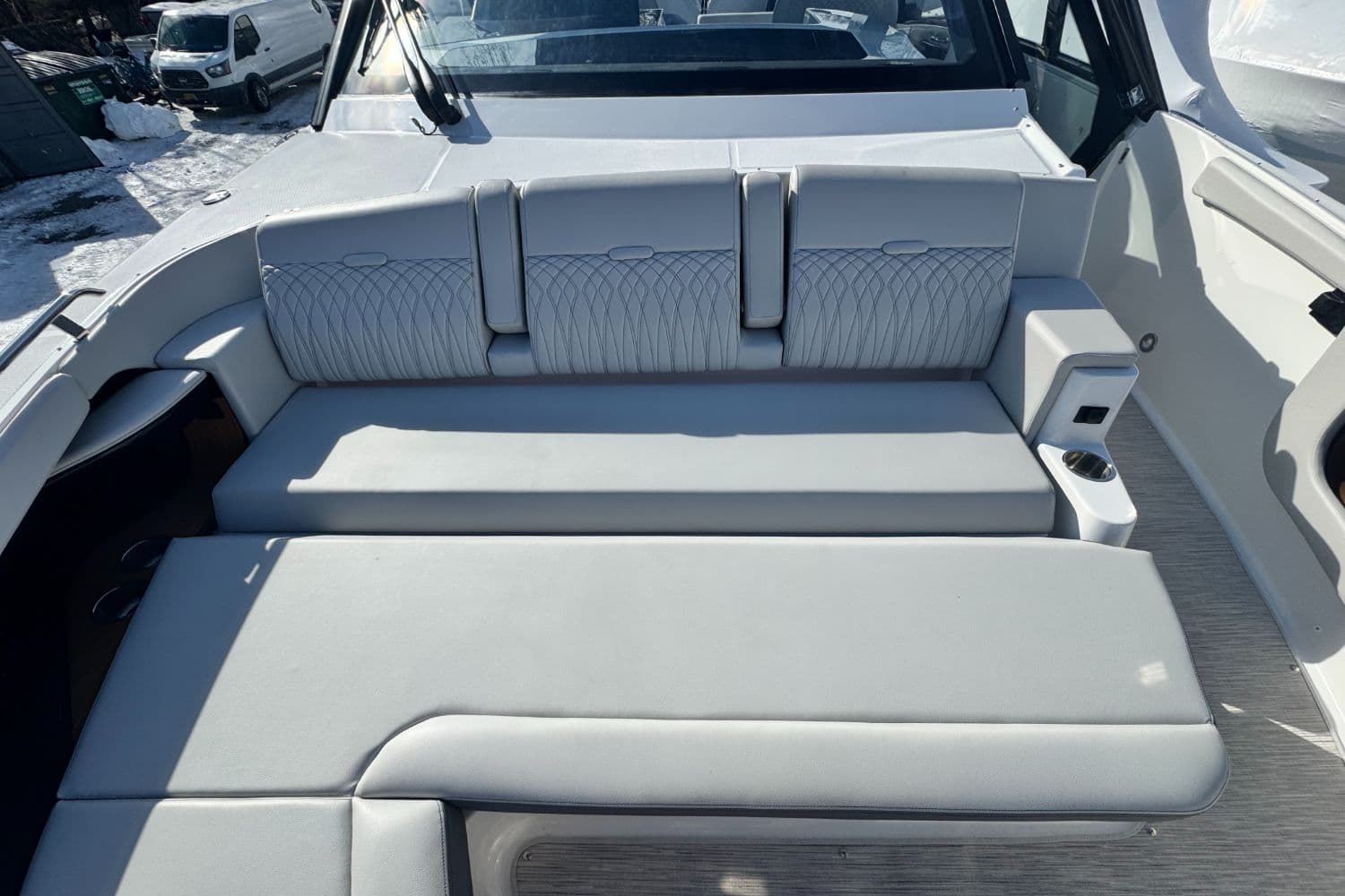 2026 Sea Ray Sundancer 370 Outboard - 35
