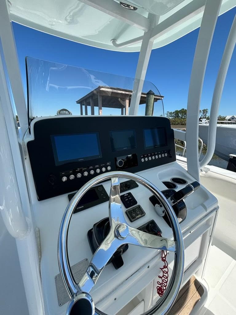 2014 Sea Hunt Gamefish 27 helm with modern controls and dual displays.