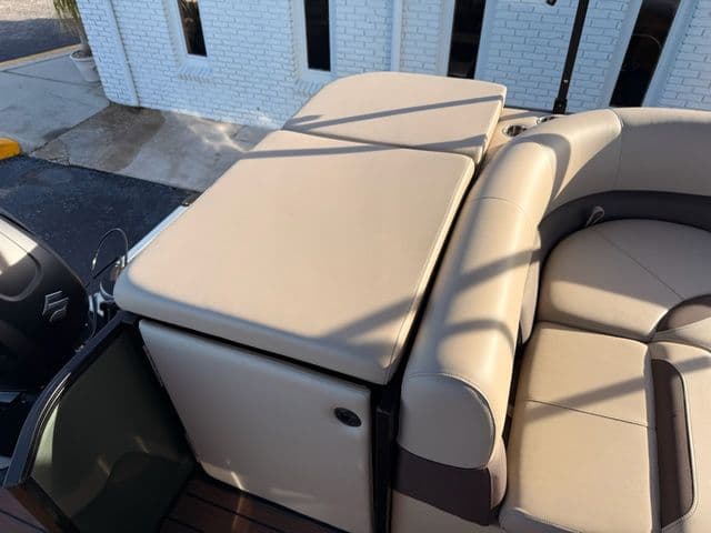 2026 Bentley Pontoons Legacy Cruise 203 - 14