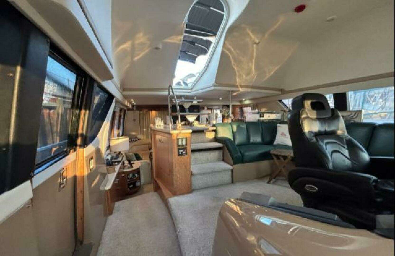 1998 Carver 530 Voyager - Image 3