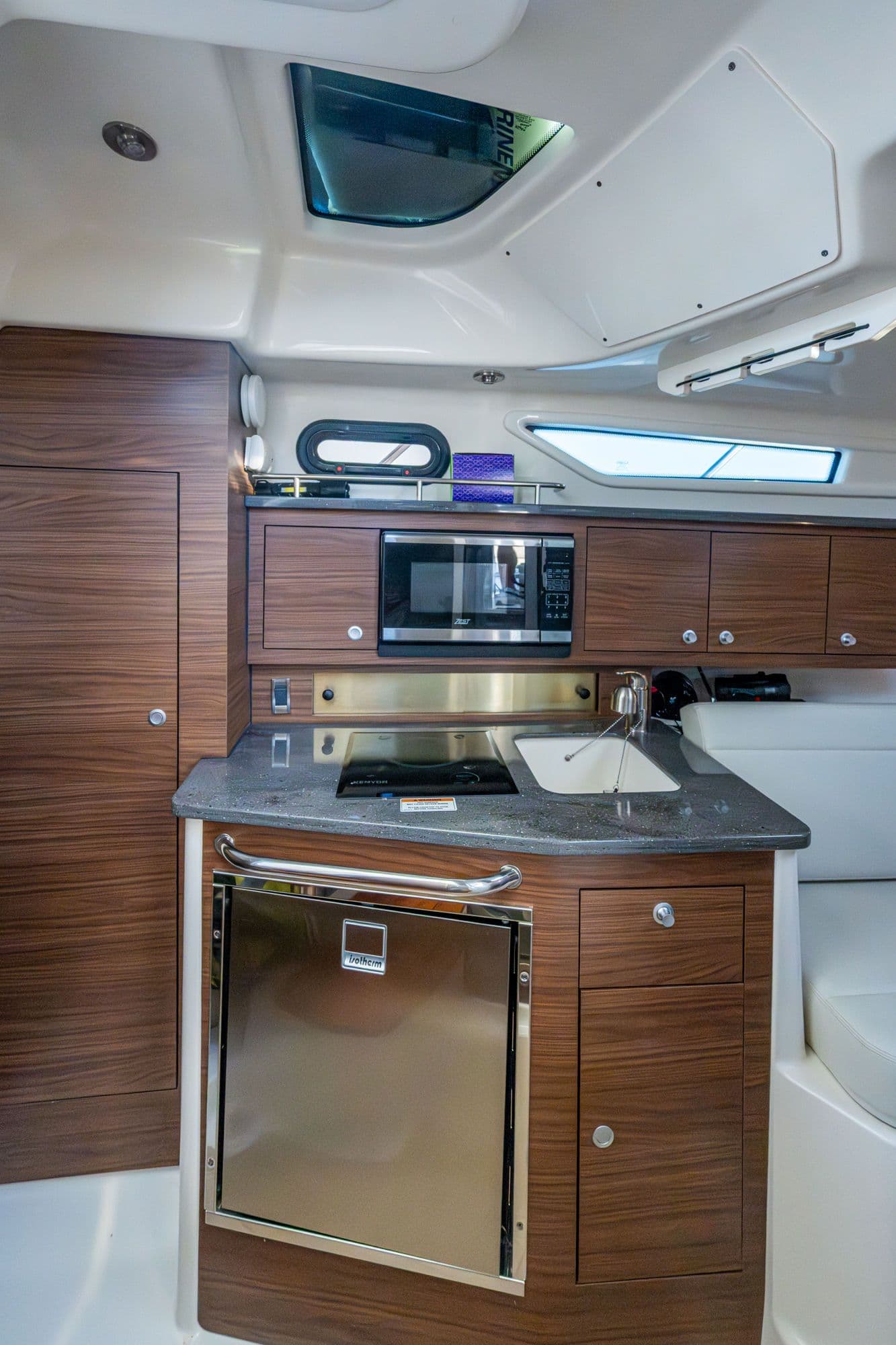 2023 BOSTON WHALER 325 CONQUEST - Image 38