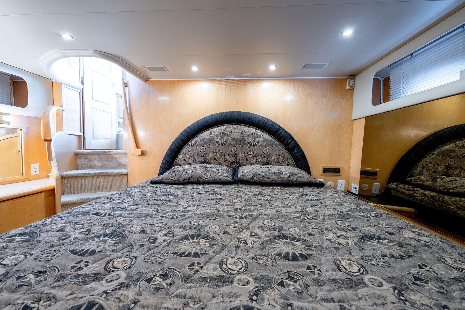 Luxurious bedroom in Navigator Sundance 5600 yacht, year 1997.