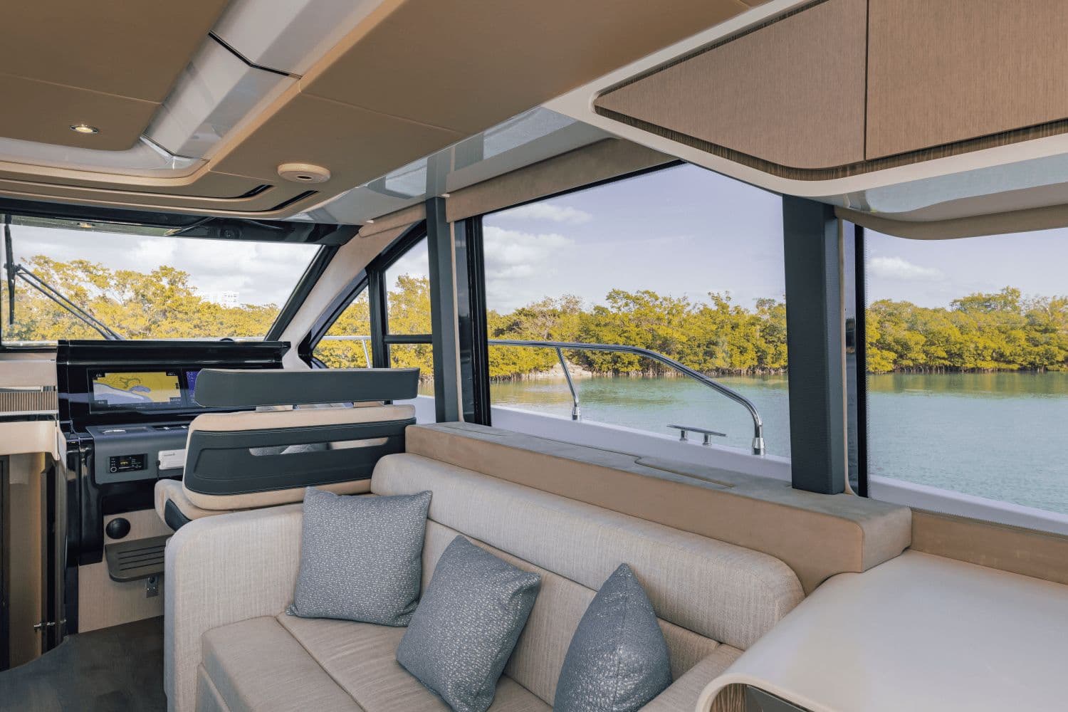 2026 Cruisers Yachts 57 Fly - 65