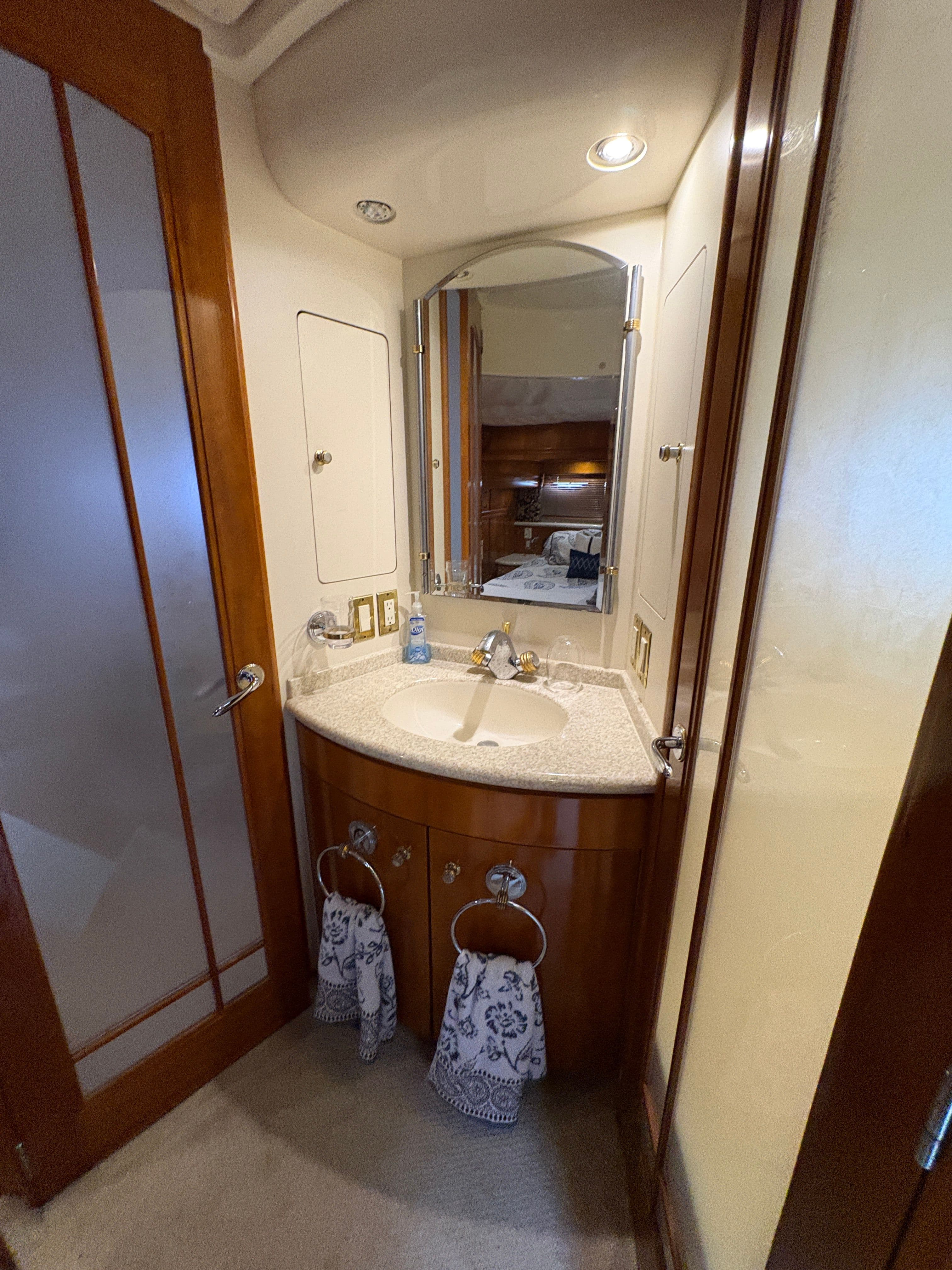 Luxurious bathroom in Carver 530 Voyager Pilothouse 2000 yacht.