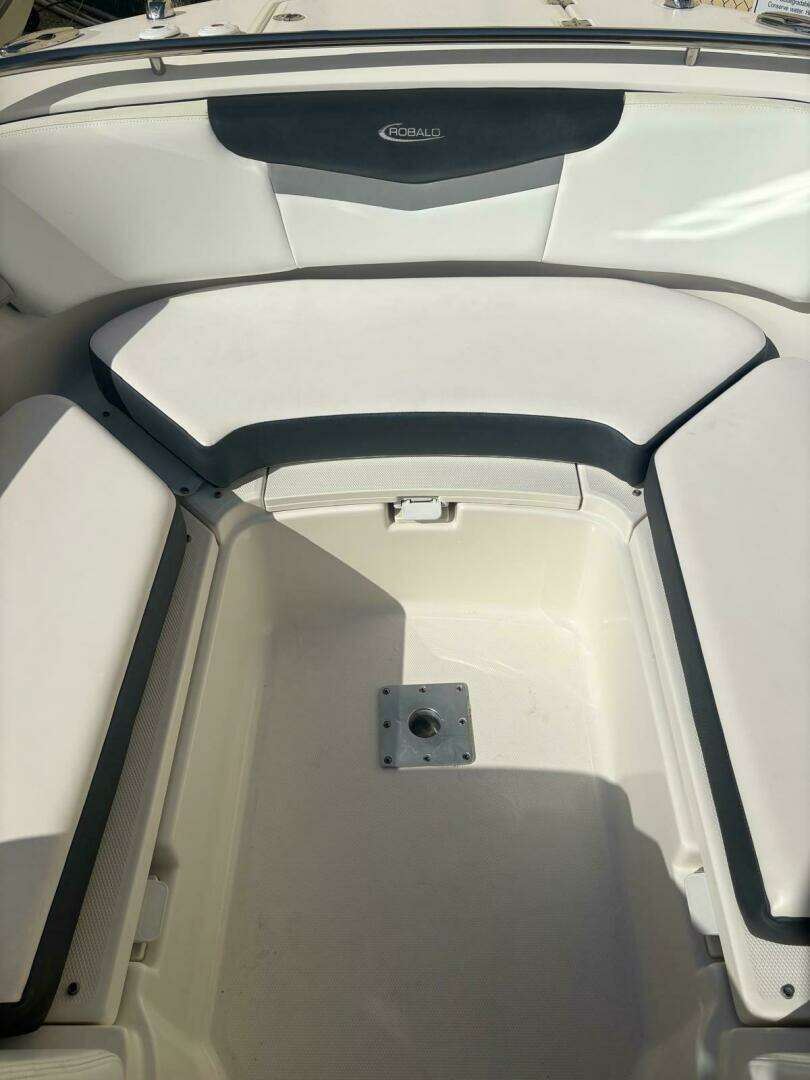 2021 Robalo R247 Dual Console - Image 26