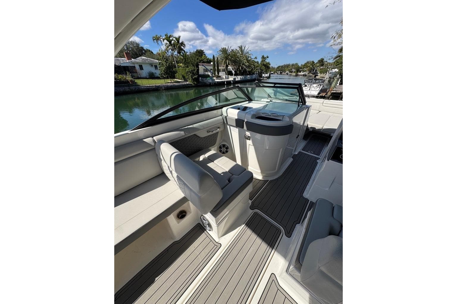 2025 Sea Ray SDX 290 Outboard interior with sleek seating and modern design.