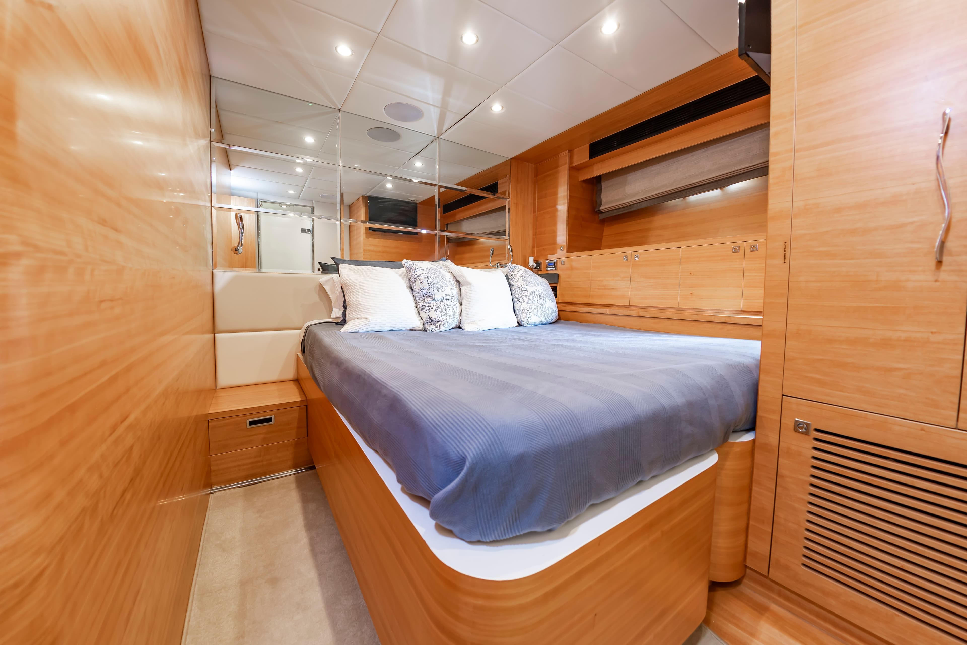 2017 Johnson 93 Flybridge - 74